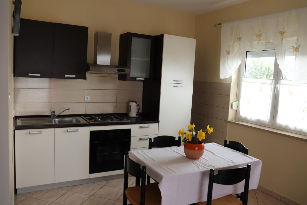 Apartments Vesna Banjol Exterior photo
